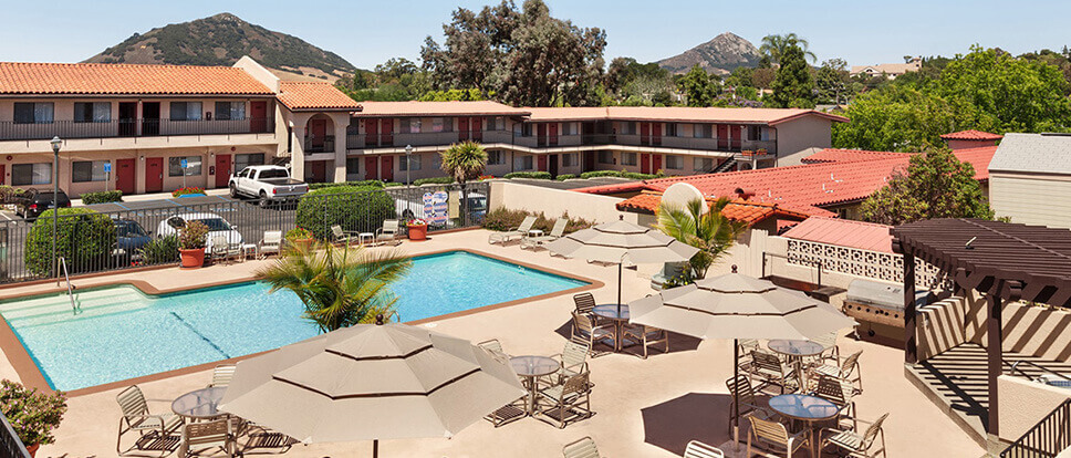 Pool and rooms of Sands Inn & Suites in San Luis Obispo, California